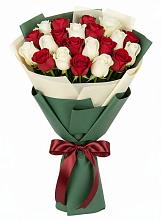 Букет Микс из красных и белых роз в Ханино