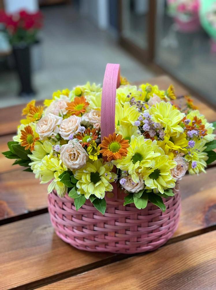 Цветочная композиция из Хризантемы и Розы в корзине в Ханино
