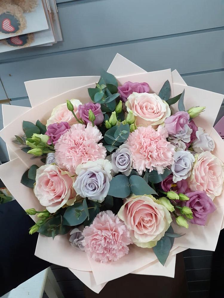 Букет цветов из: Розы, Гвоздики и Лизиантусы в Ханино